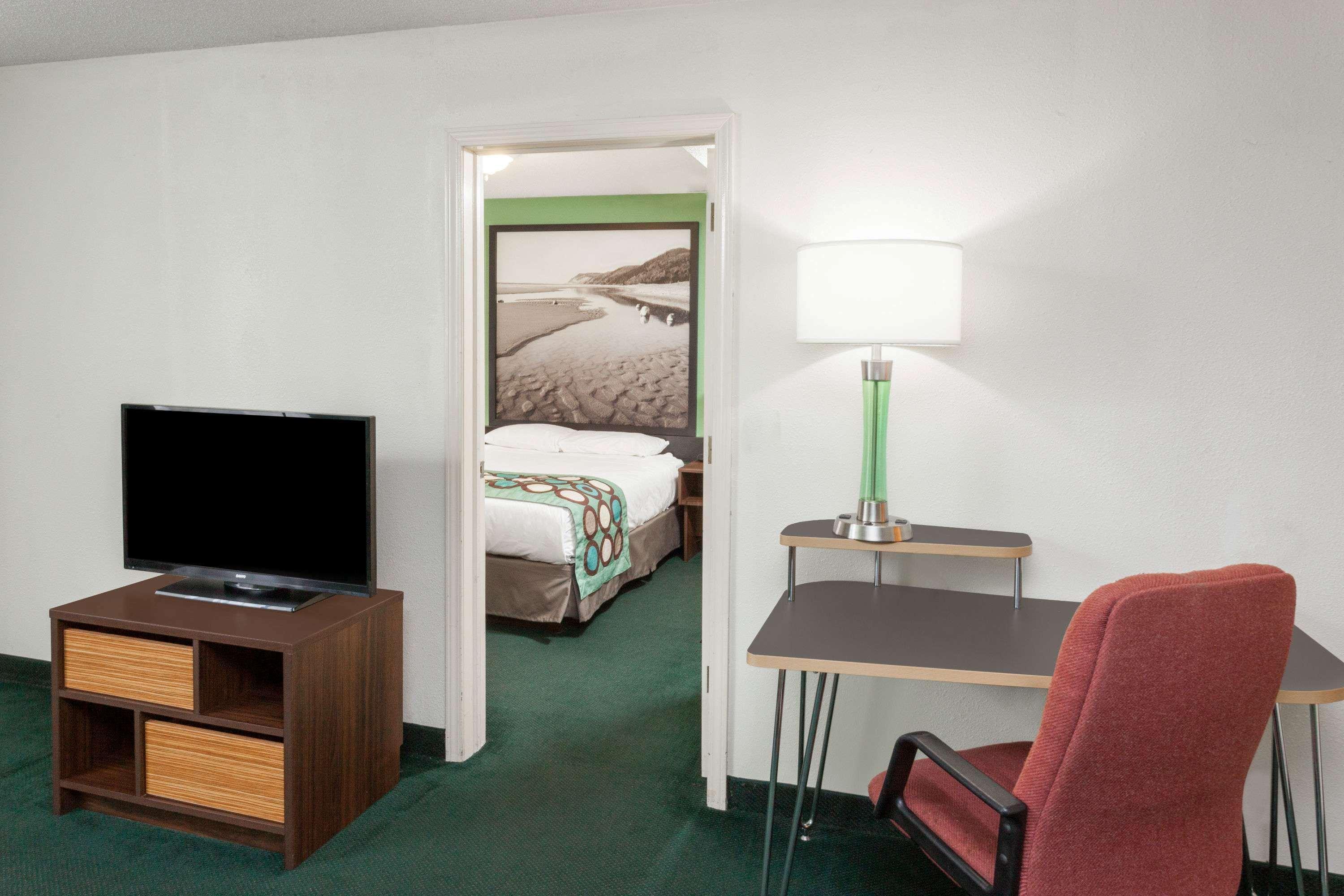 Super 8 by Wyndham Stevensville Eksteriør billede