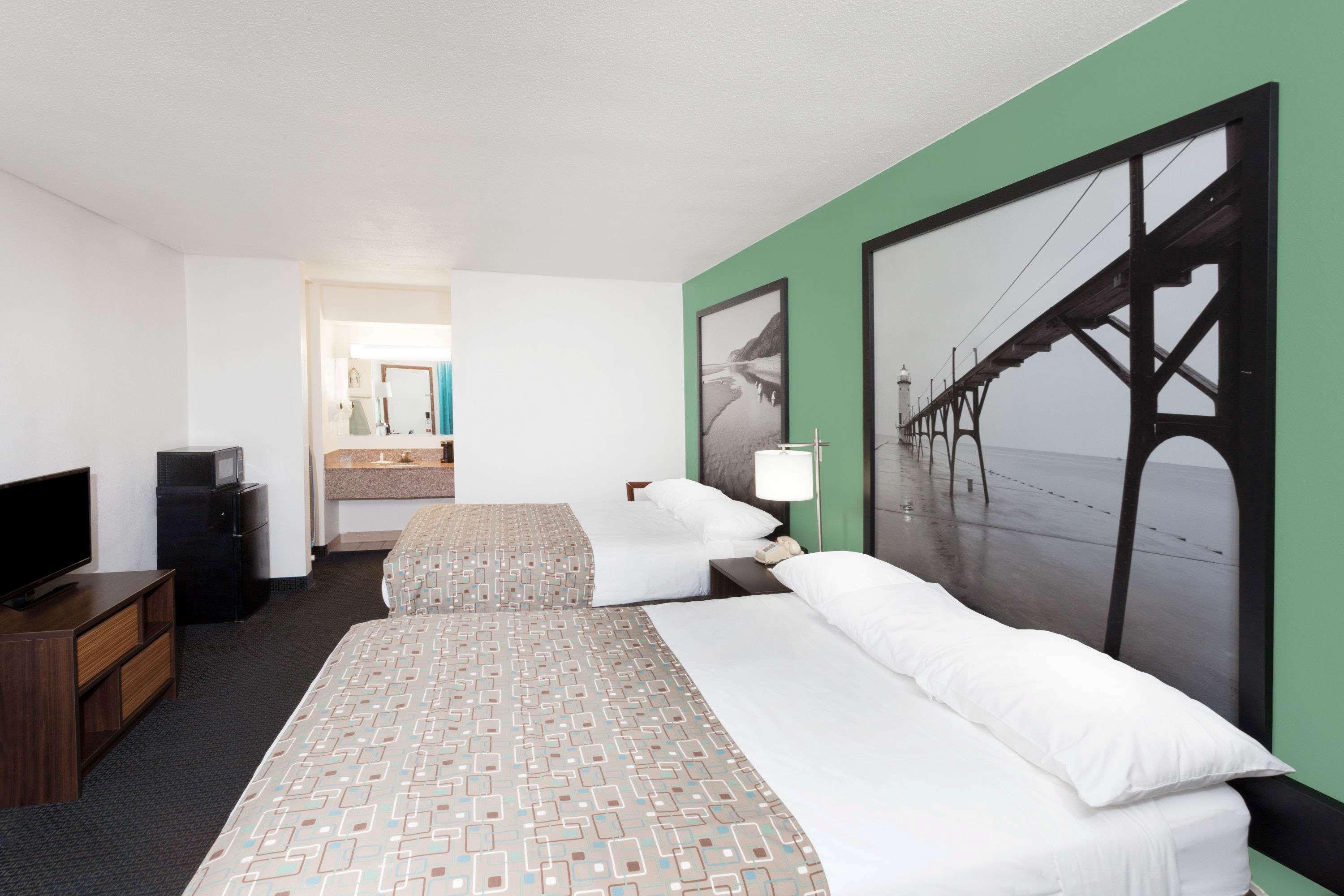 Super 8 by Wyndham Stevensville Eksteriør billede