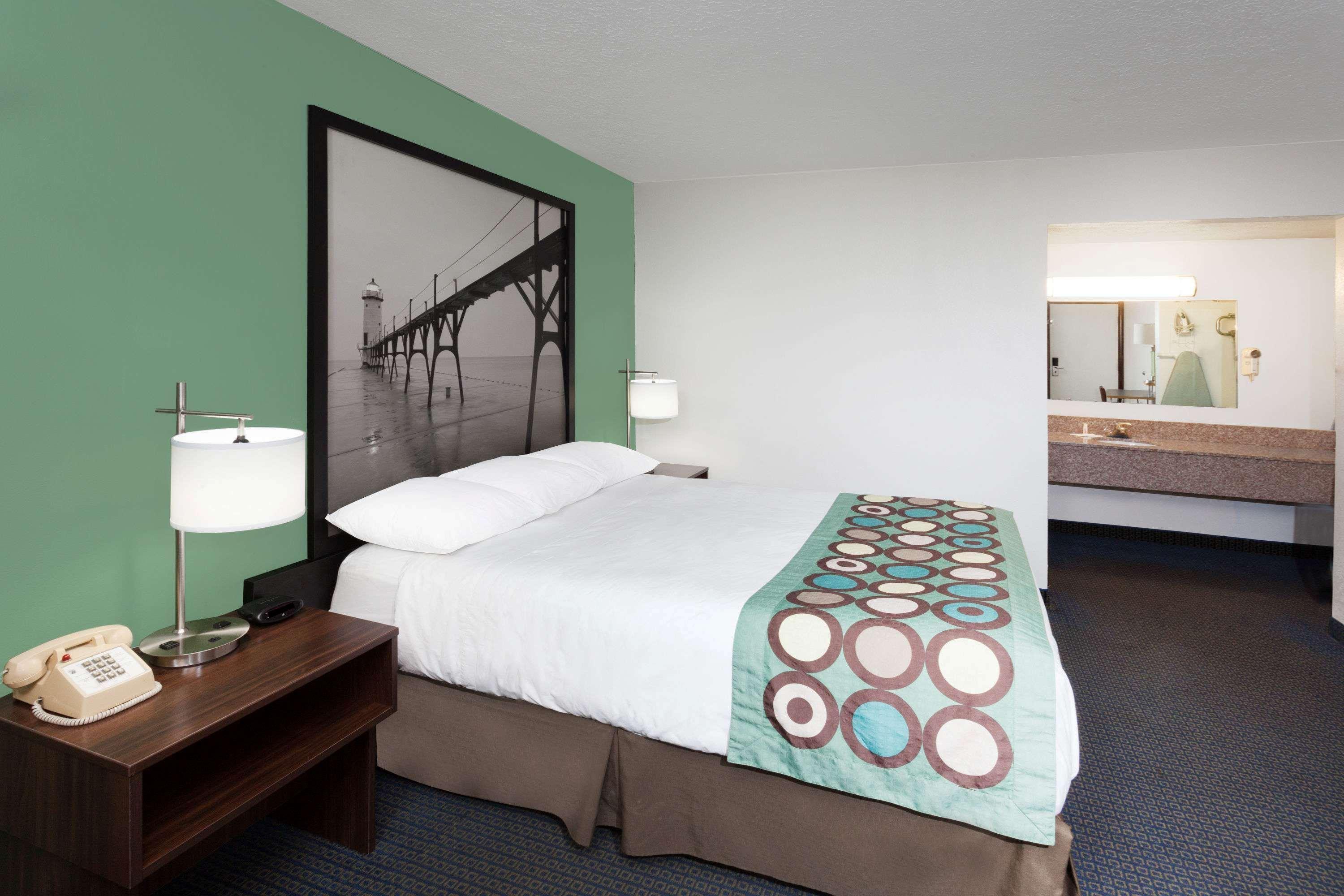 Super 8 by Wyndham Stevensville Eksteriør billede